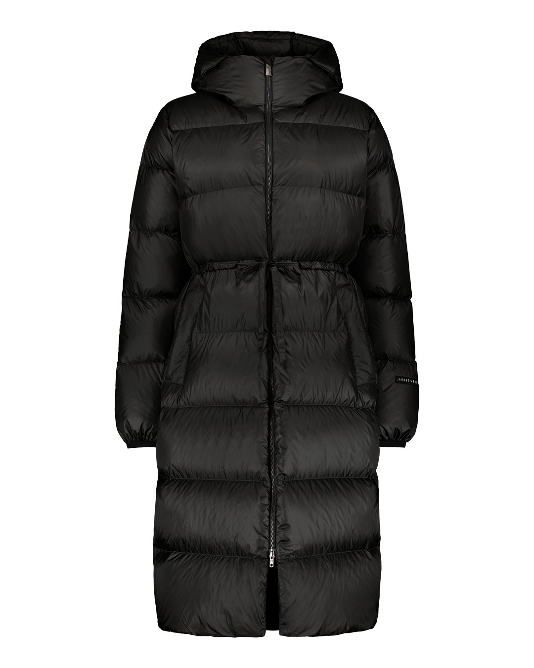 Estrid untuvatakki värissä musta (värinimi: hiilenmusta) kuvattuna edestä ilman taustaa. Takki on pitkä ja paksusti topattu, vaakasuuntaisesti tikattu, ja siinä on korkea kaulus sekä kiinteä huppu. Etupuolella on vetoketju, joka on peitetty läpällä. Molemmilla sivuilla on upotetut taskut. Kangas on hieman kiiltävä.