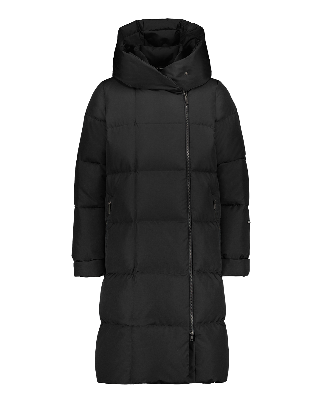 Pitkä, musta (väri: mustatorvisieni) Lovisa-untuvatakki. Takissa on mattapintainen kangas, leveät vaakasuuntaiset tikkaukset, suuri muhkea huppu ja vetoketju, joka sulkeutuu epäsymmetrisesti kauluksen kohdalla.