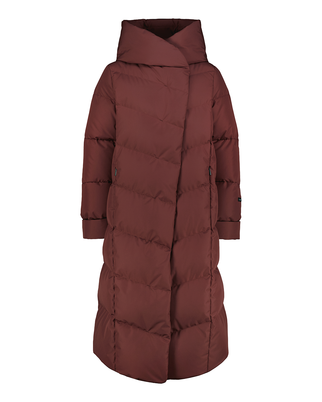 Punainen (värinimi: tiilenpunainen) Aino untuvatakki on pitkä ja viistosti vaakatikattu. Takissa on iso kiinteä huppu ja käänneetävät hihansuut.