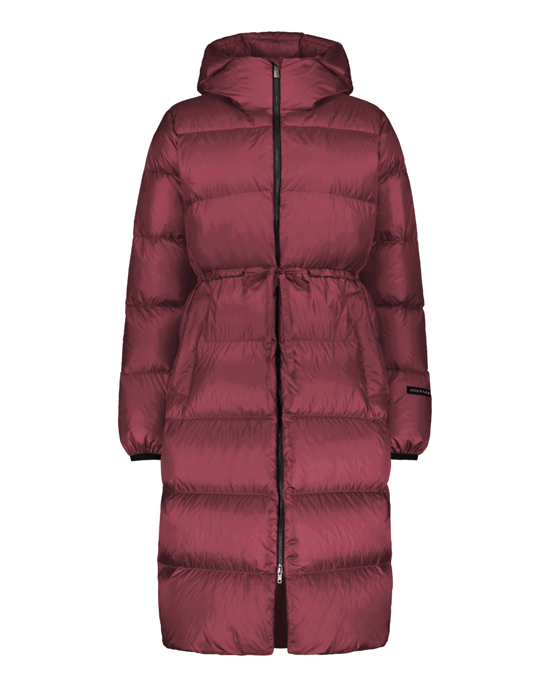 Tummanpunainen (väri: punaviini) Estrid untuvatakki on polvipituinen malli, jossa on leveät vaakasuuntaiset tikkaukset, etuvetoketju, huppu ja vyötäröllä kiristettävä nauha.