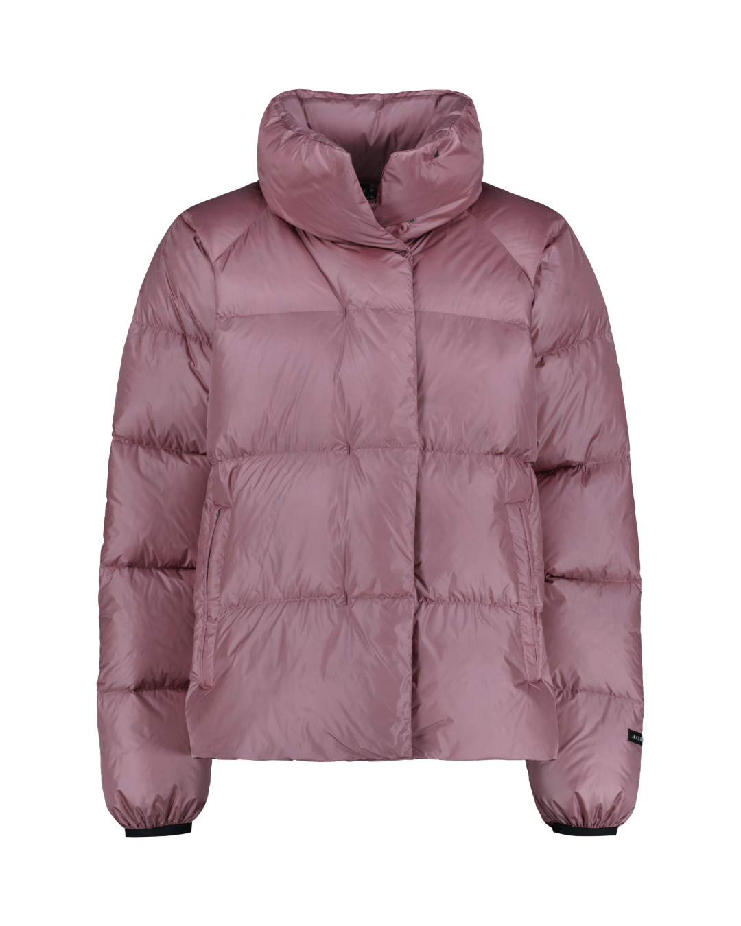 Vaaleanpunainen (väri: orkidea) Hulda-untuvatakki on lyhyt malli, jossa on leveät vaakasuuntaiset tikkaukset, korkea kaulus ja etuvetoketju listan alla.