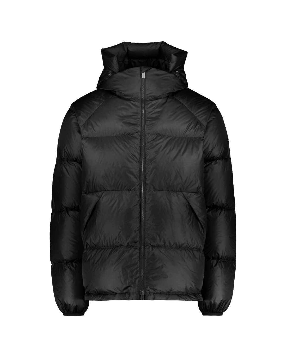 Hiilenmusta Huurre untuvatakki on lyhyt malli, jossa on leveät vaakasuuntaiset tikkaukset, etuvetoketju ja irrotettava huppu kiristysnyöreillä.