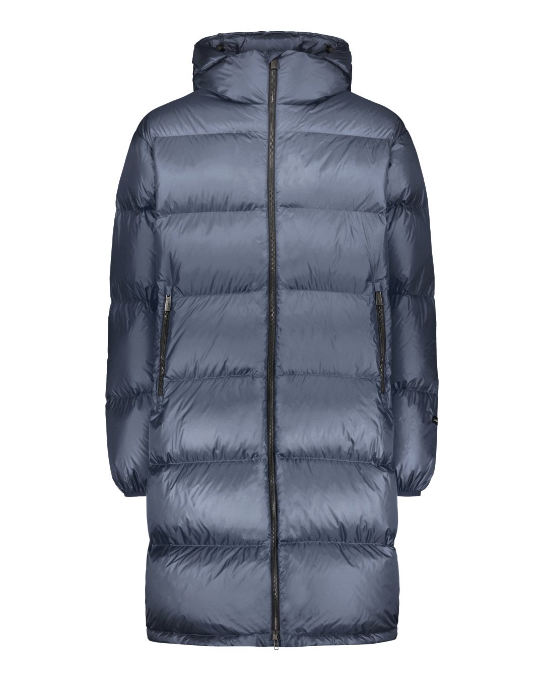 Pitkä, siniharmaa (väri: myrskyluoto) untuvatakki, jossa on vaakasuuntaiset tikkaukset, vetoketju edessä ja huppu kiristysnyöreillä.