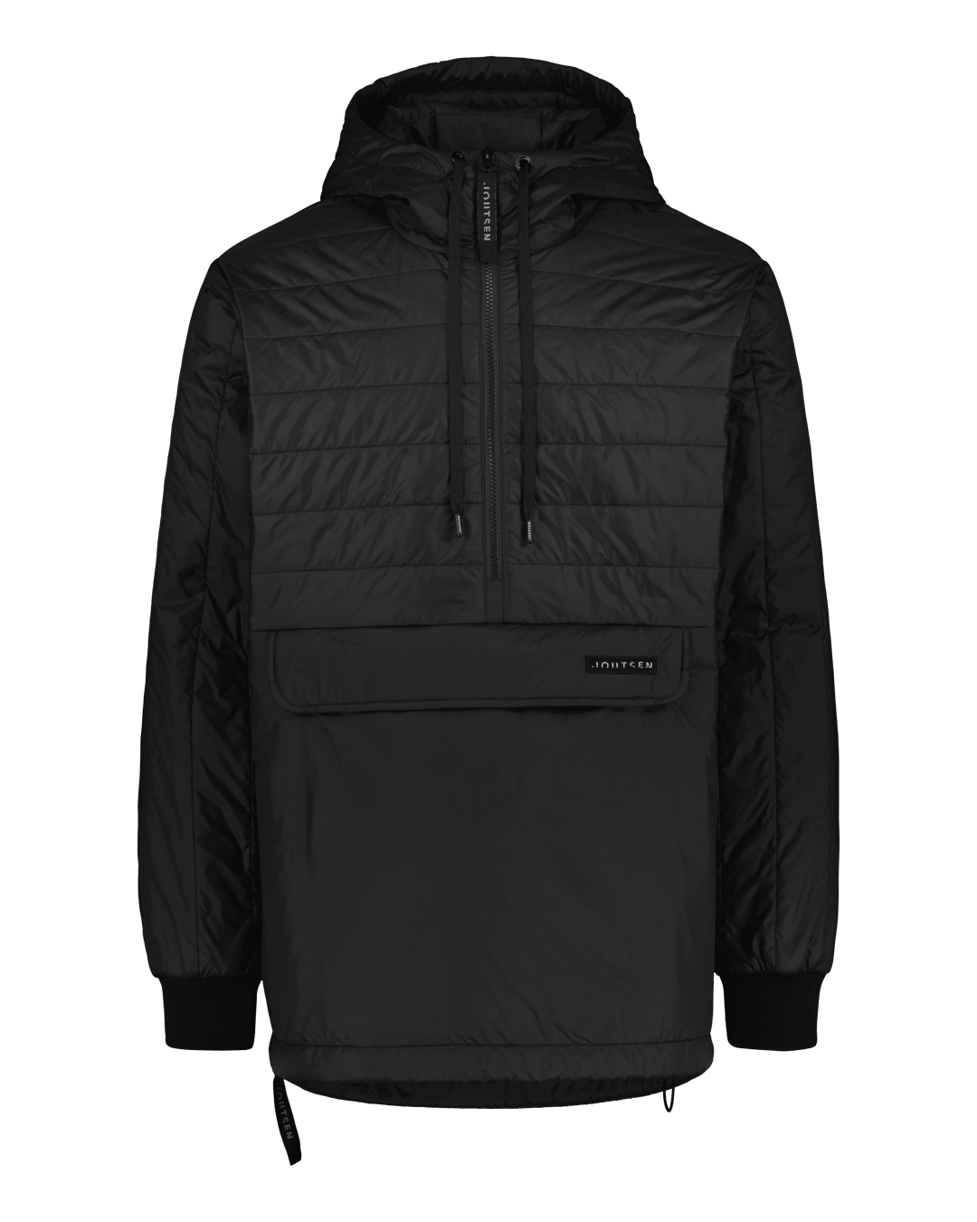 Musta anorakki, jossa on huppu, mustat kiristysnauhat ja vetoketju kauluksessa. Etupuolella suuri vaakasuuntainen läppätasku ja mustat resorit hihansuissa.