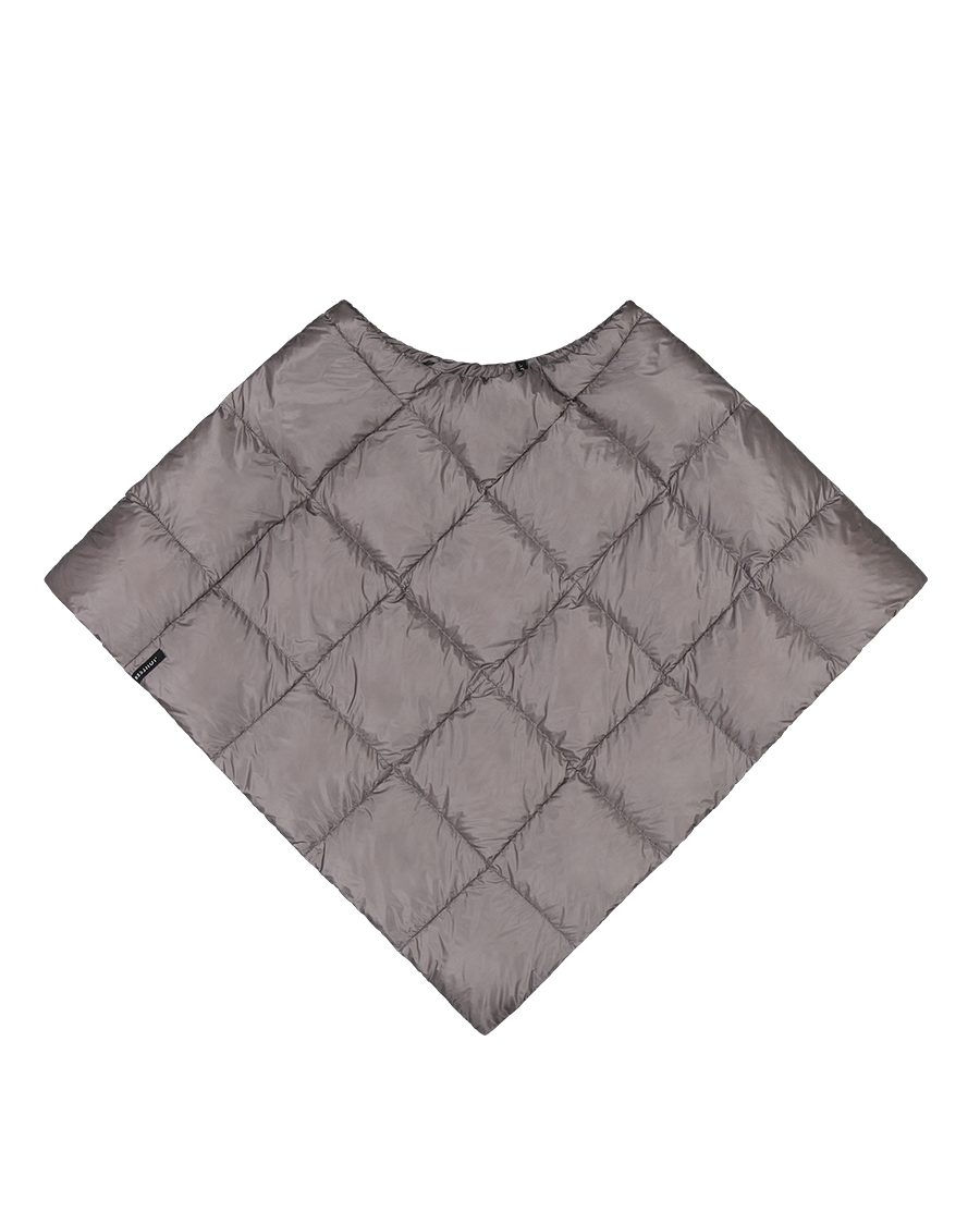 Harmaa, timanttikuvioisesti tikattu Unelma-untuvaponcho. Ponchossa on pyöreä pääntie ja se levenee hartioilta alaspäin muodostaen kulmikkaan siluetin. Vasemmassa reunassa pieni musta tuotemerkki.