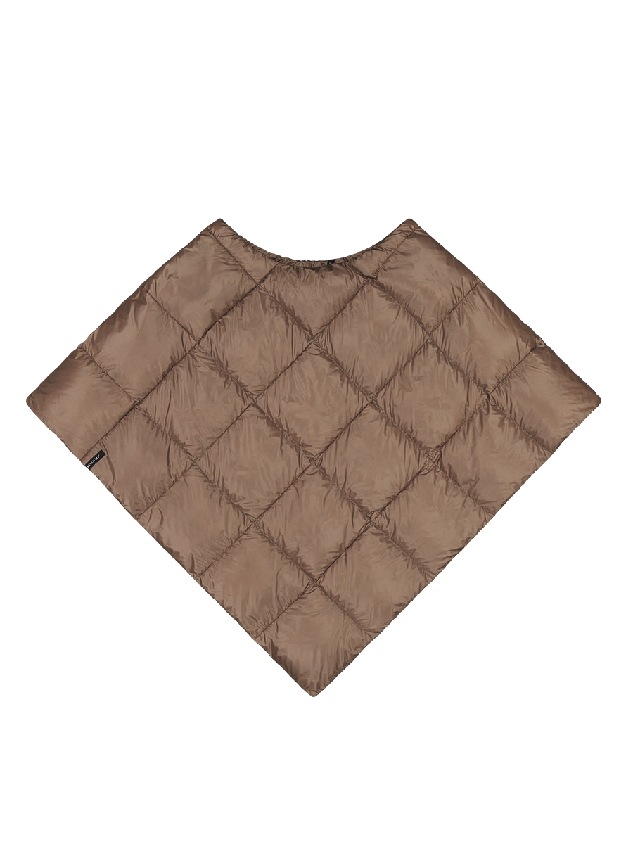 Ruskea (väri: pähkinä), timanttikuvioisesti tikattu Unelma-untuvaponcho. Ponchossa on pyöreä pääntie ja se levenee hartioilta alaspäin muodostaen kulmikkaan siluetin. Vasemmassa reunassa pieni musta tuotemerkki.