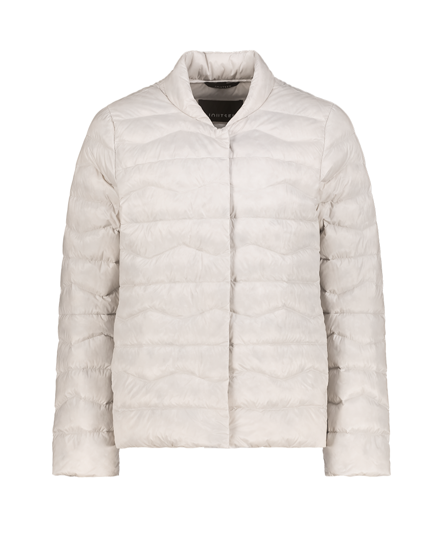 Vaalea, kevyt ja suoralinjainen Lootus-kevytuntuvatakki (väri: sokeripilvi), jossa on pitkät hihat, matala pystykaulus ja vaakasuuntaiset tikkaukset.