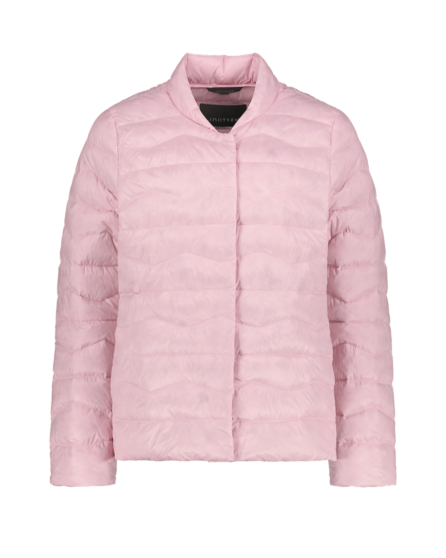 Vaaleanpunainen, kevyt ja suoralinjainen Lootus-kevytuntuvatakki (väri: mansikkavaahto), jossa on pitkät hihat, matala pystykaulus ja vaakasuuntaiset tikkaukset.