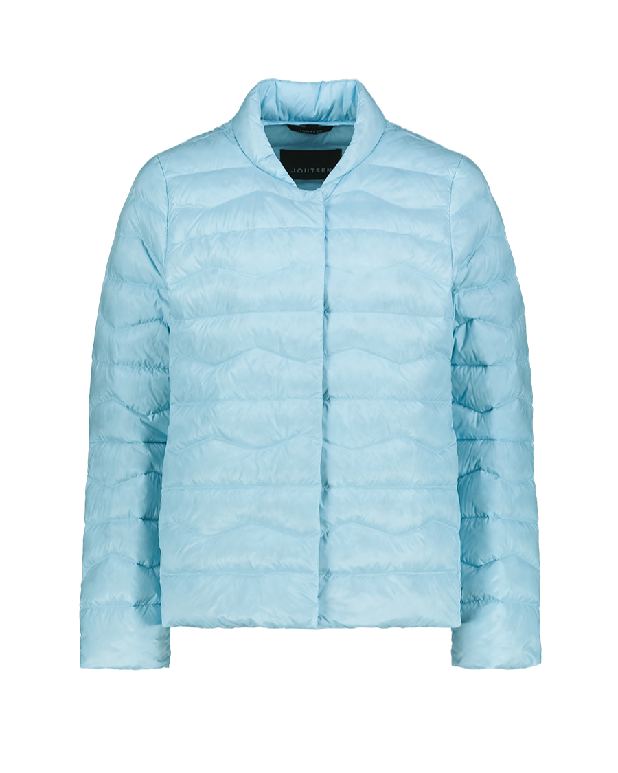 Vaaleansininen, kevyt ja suoralinjainen Lootus-kevytuntuvatakki (väri: jääkaramelli), jossa on pitkät hihat, matala pystykaulus ja vaakasuuntaiset tikkaukset.