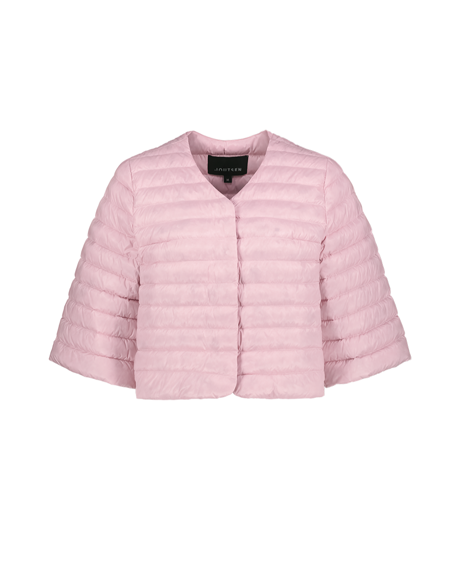 Vaaleanpunainen, lyhyt ja kevyesti topattu Lupiini-kevytuntuvatakki (väri: mansikkavaahto), jossa on 3/4-pituiset leveät hihat, vaakatikkaus ja pyöreä pääntie ilman kaulusta. Takissa ei ole näkyviä nappeja tai vetoketjua.