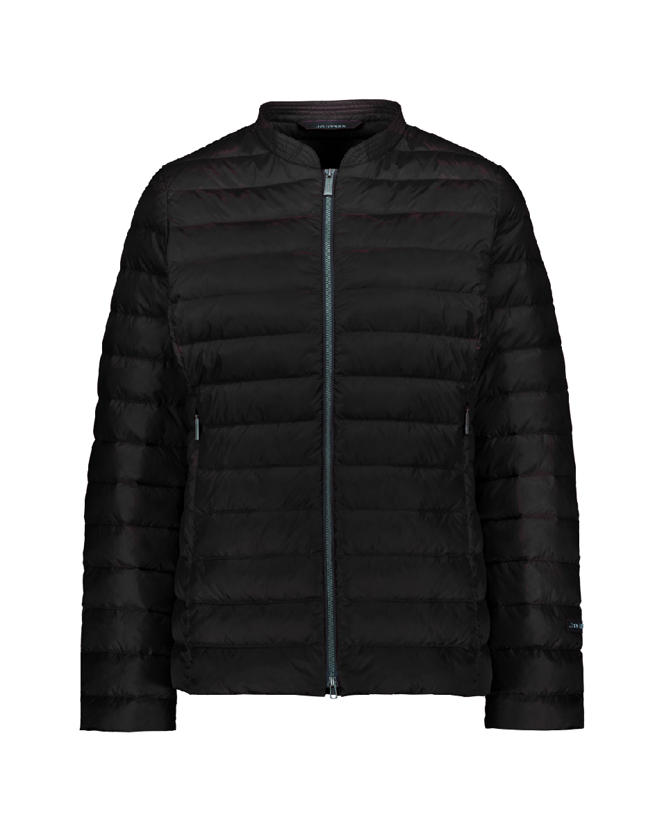 Musta Maana-kevytuntuvatakki, joka on lyhyt ja pelkistetty malli, vaakasuuntaiset tikkaukset sekä kevyt kiiltävä pinta. Takissa on vetoketjukiinnitys ja pyöreä kaula-aukko ilman kaulusta.