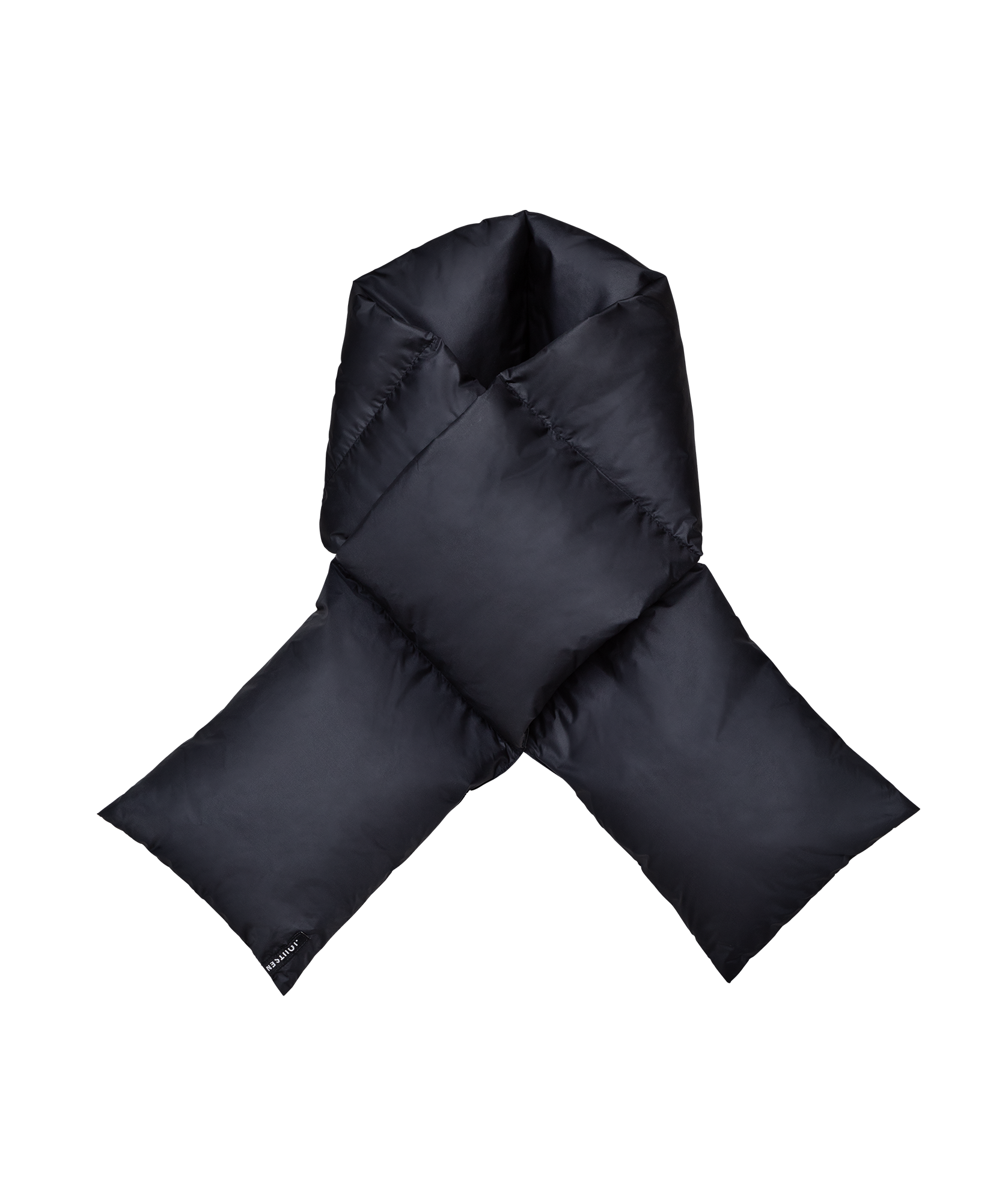 Musta Hiutale-untuvahuivi (väri: hiilenmusta), jossa on pehmeä, paksu rakenne ja huivin päässä musta logolappu. Huivi on pujotettu ristiin edestä.