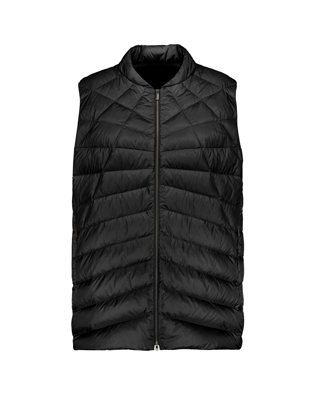 Musta Mesi-untuvaliivi (väri: hiilenmusta), jossa on tikkaus ja vetoketju edessä. Malliltaan suora ja siinä on vetoketjulliset sivutaskut.