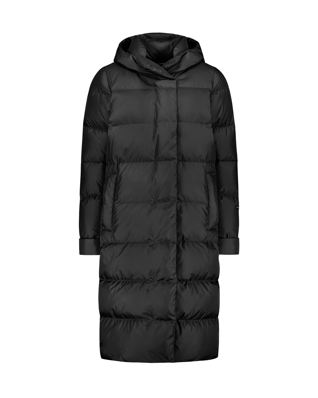 Musta, pitkä ja suoralinjainen Ulrika-untuvatakki (väri: mustarastas), jossa on huppu, vaakasuuntaiset tikkaukset ja piilovetoketjullinen etukiinnitys. Hihansuissa leveät käänteet ja sivuilla huomaamattomat taskut.