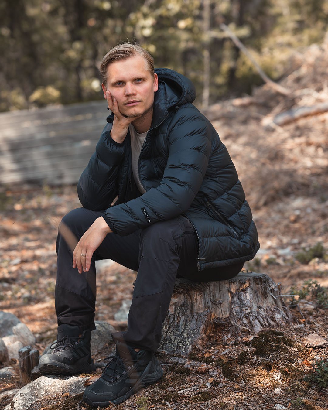 Ruska-kevytuntuvatakki kierrätyskankaasta pohjoisen musta