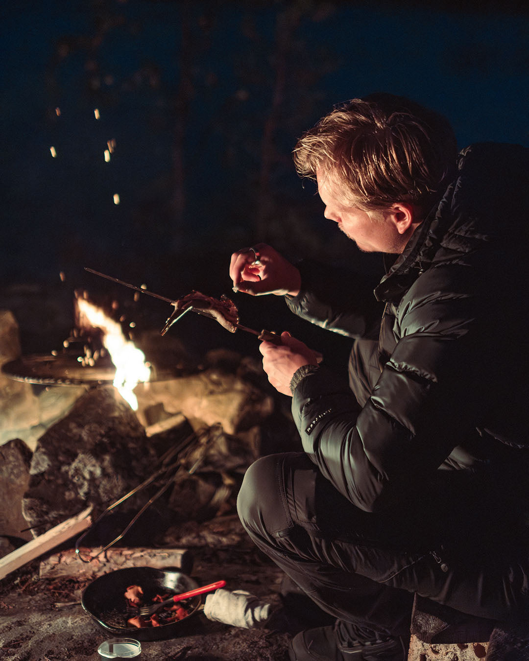 Ruska-kevytuntuvatakki kierrätyskankaasta pohjoisen musta