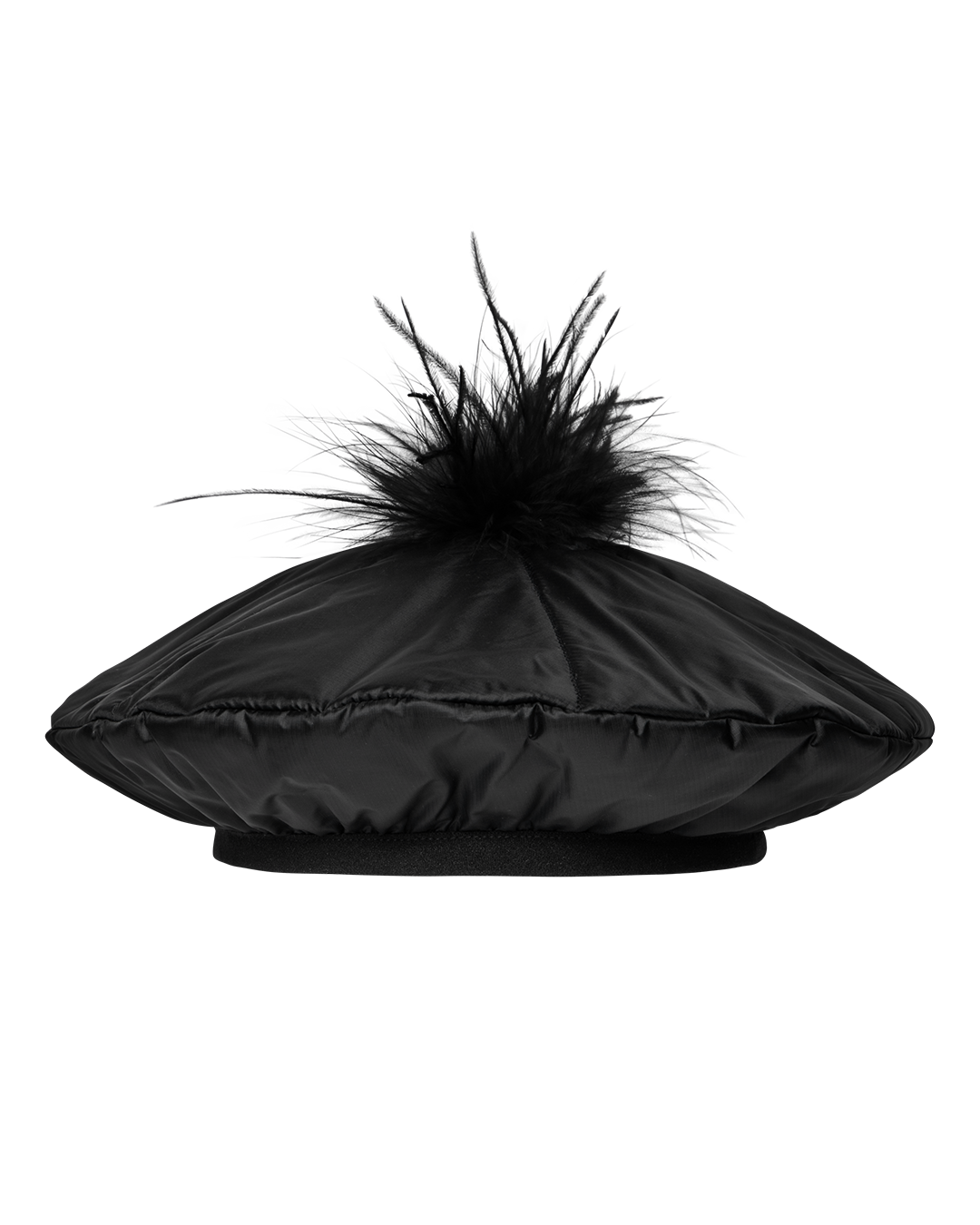 Musta untuvabaskeri, jossa on päällä näyttävä höyhentupsu ja pehmeästi topattu, kiiltäväpintainen materiaali.