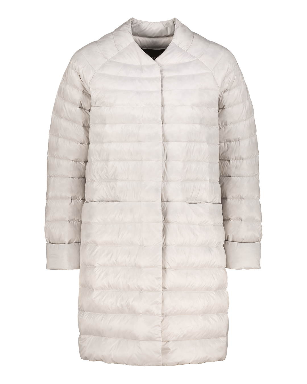 Vaalea, pidempi Vuokko-kevytuntuvatakki (väri: sokeripilvi), jossa on vaakasuuntaiset tikkaukset, pitkät hihat ja matala pystykaulus. Edessä huomaamaton neppikiinnitys.