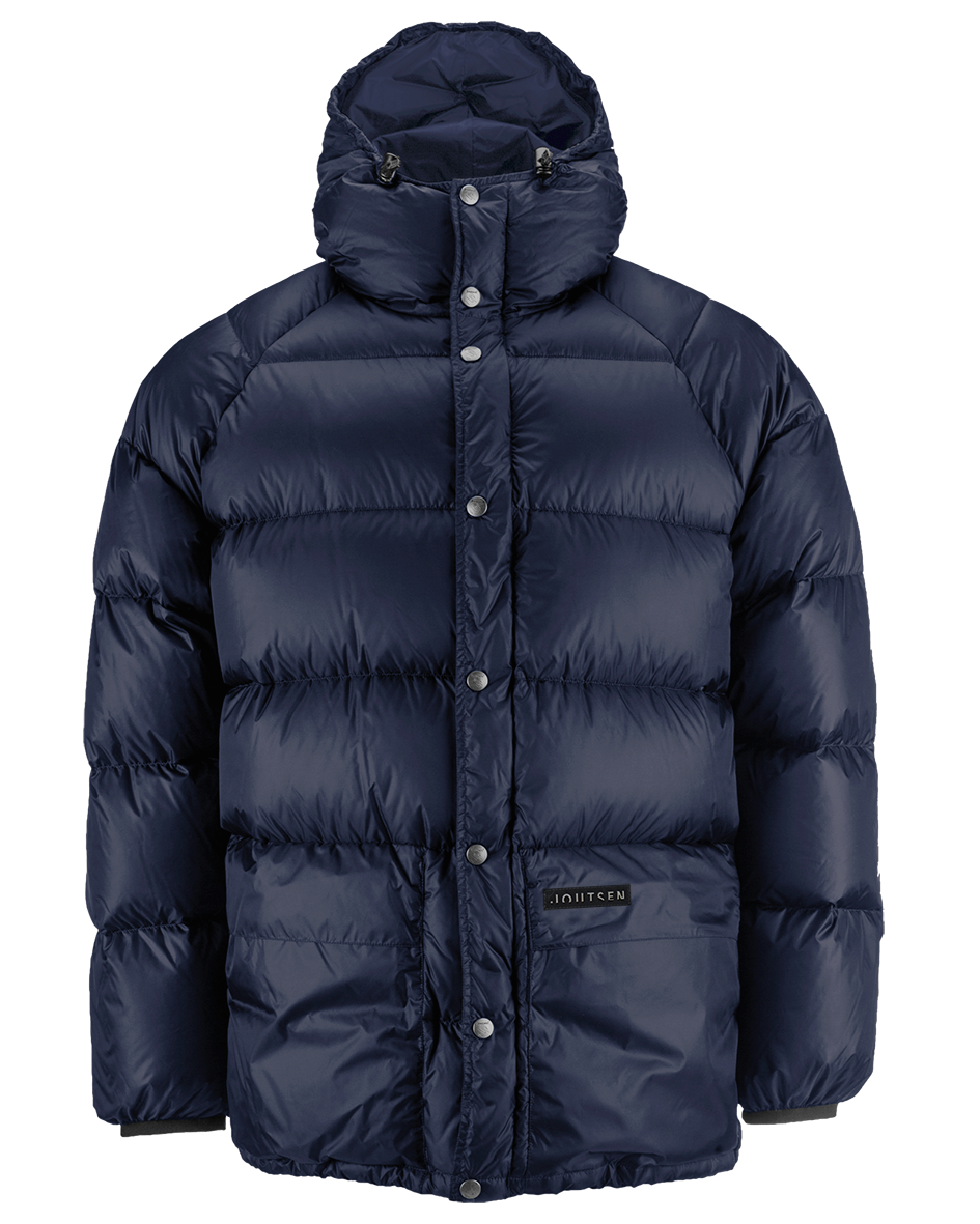 Tummansininen Tauko-untuvatakki, jossa on suuri huppu, painonappi- sekä vetoketjukiinnitys ja etutaskut. Takki on tikattu vaakasuunnassa ja siinä on pieni logomerkki taskun päällä.