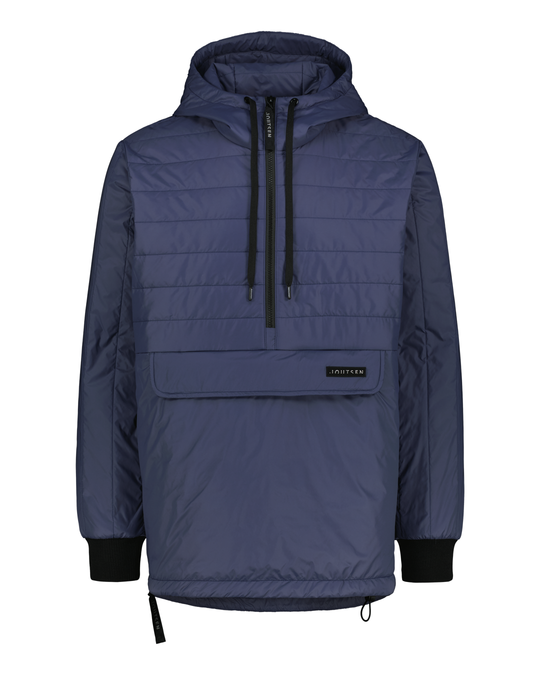 Tummansininen anorakki, jossa on huppu, mustat kiristysnauhat ja vetoketju kauluksessa. Etupuolella suuri vaakasuuntainen läppätasku ja mustat resorit hihansuissa.