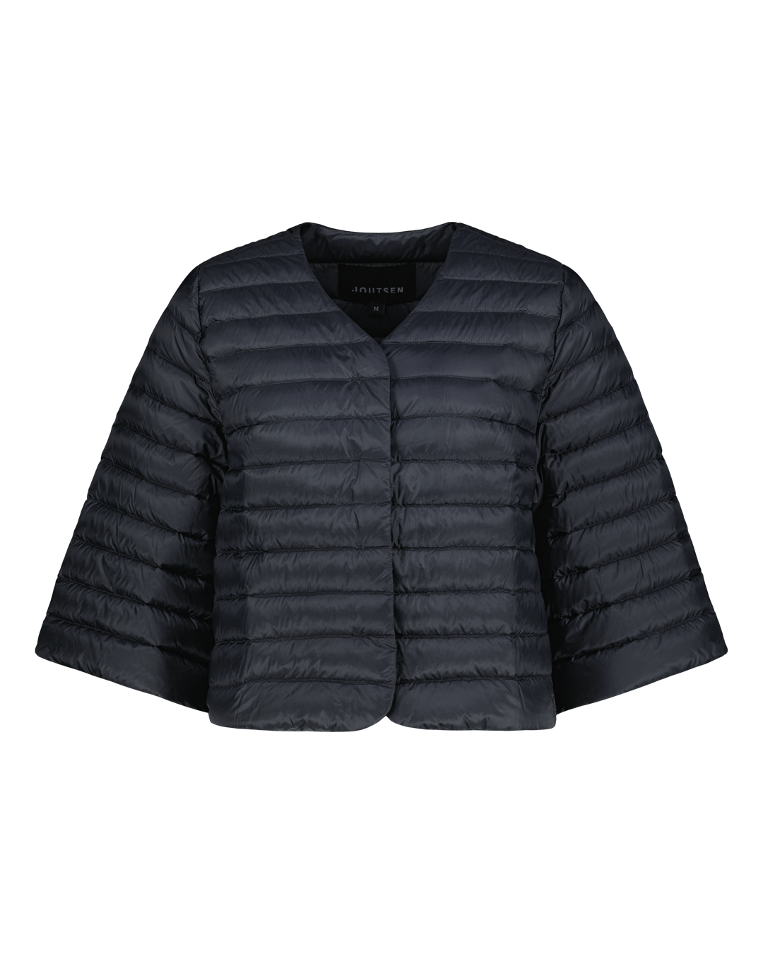 Musta, lyhyt ja kevyesti topattu Lupiini-kevytuntuvatakki, jossa on 3/4-pituiset leveät hihat, vaakatikkaus ja pyöreä pääntie ilman kaulusta. Takissa ei ole näkyviä nappeja tai vetoketjua.