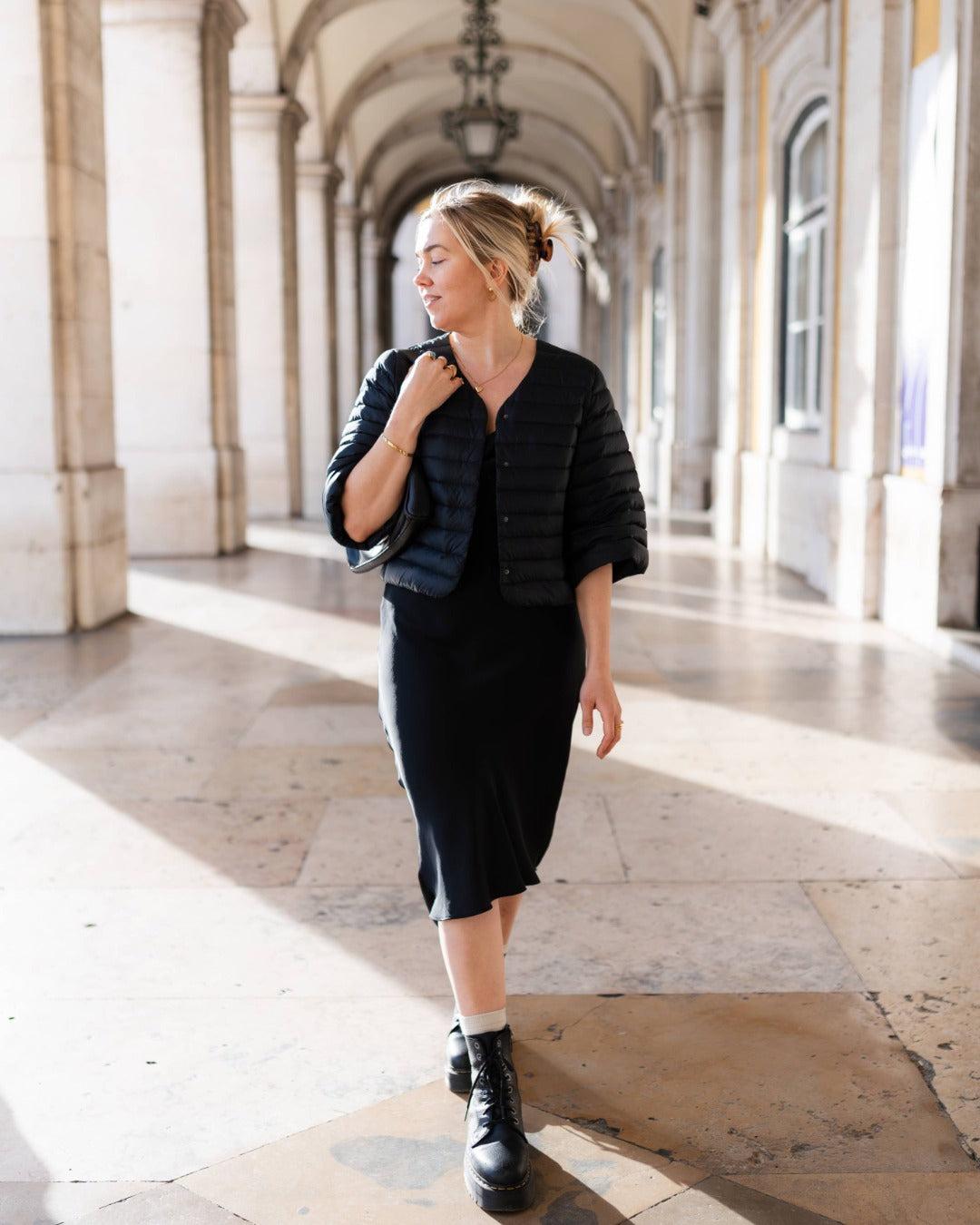 Lupiini-kevytuntuvatakki musta