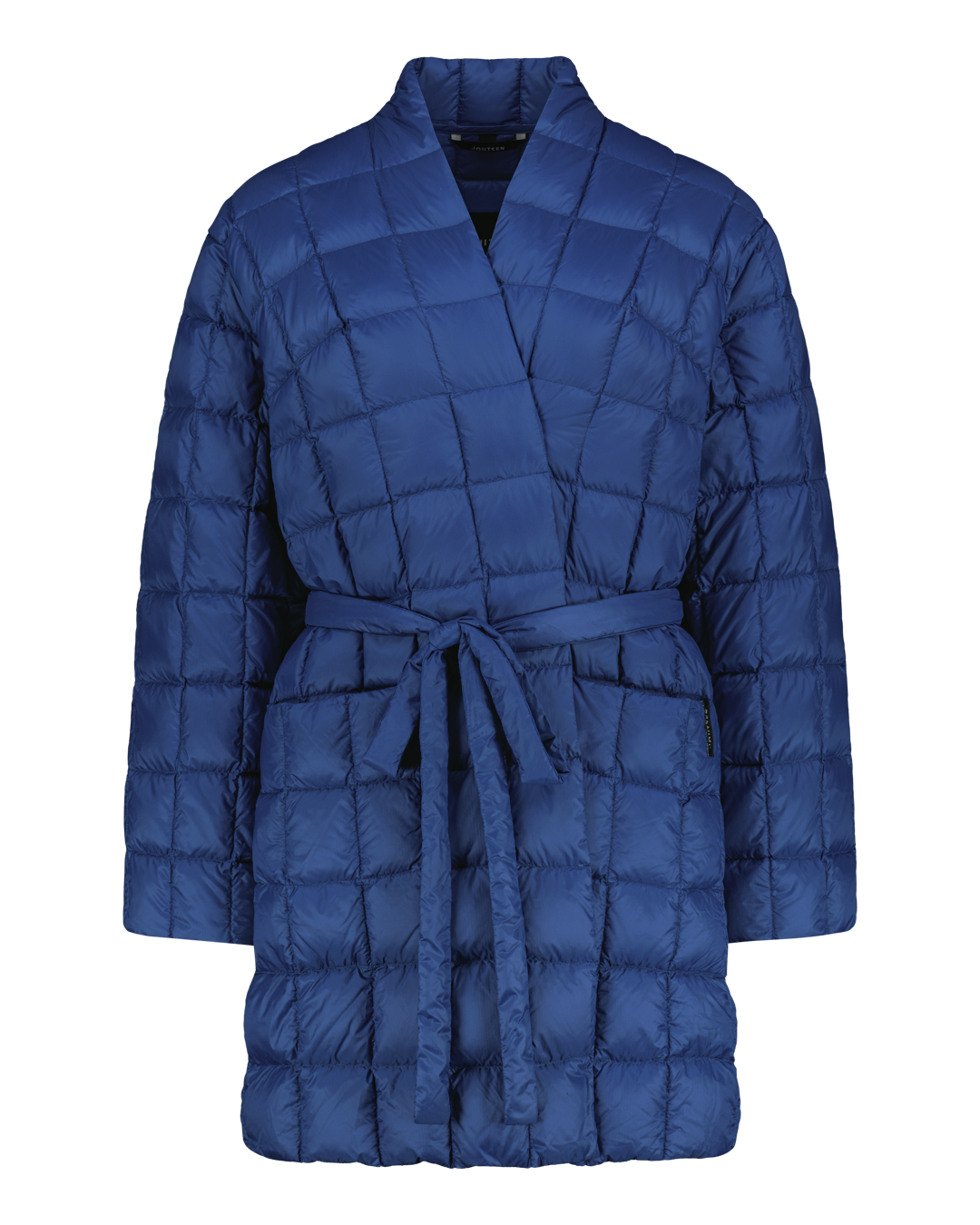 Sininen tikkikuvioitu kevytuntuvatakki, jossa on kietaisumallinen etuosa ja vyö vyötäröllä.