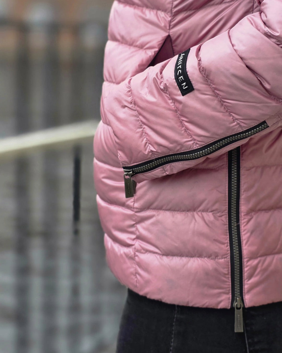 Lähikuva vaaleanpunaisen Maana-kevytuntuvatakin (väri: villikukka) hihansuun ja sivusauman vetoketjuhalkioista.