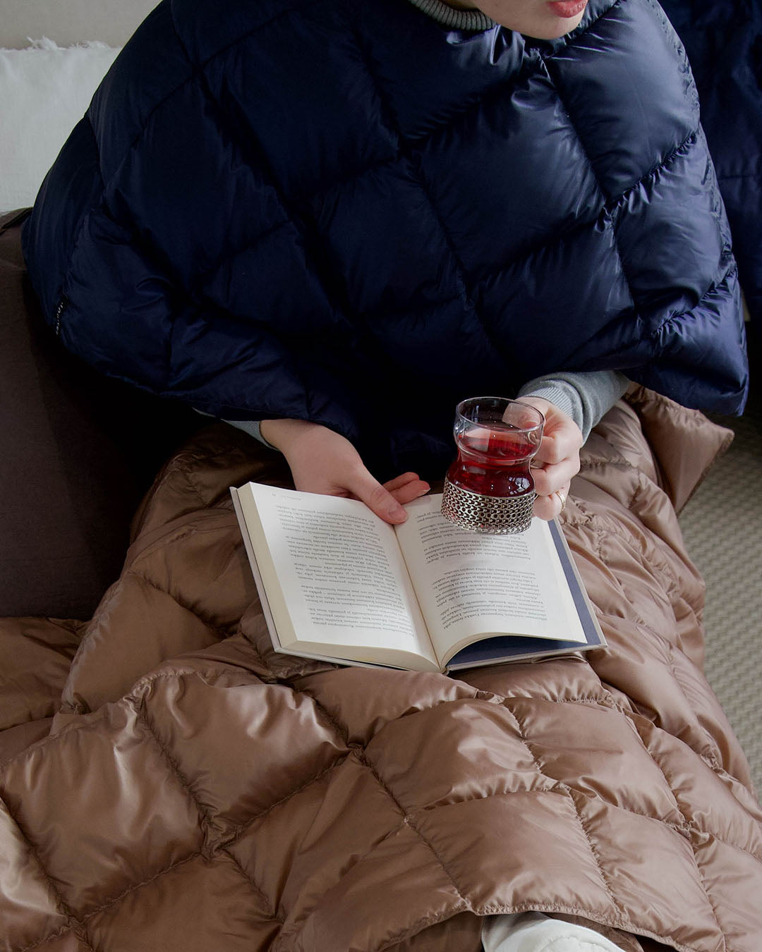 Unelma-untuvaponcho tummansininen