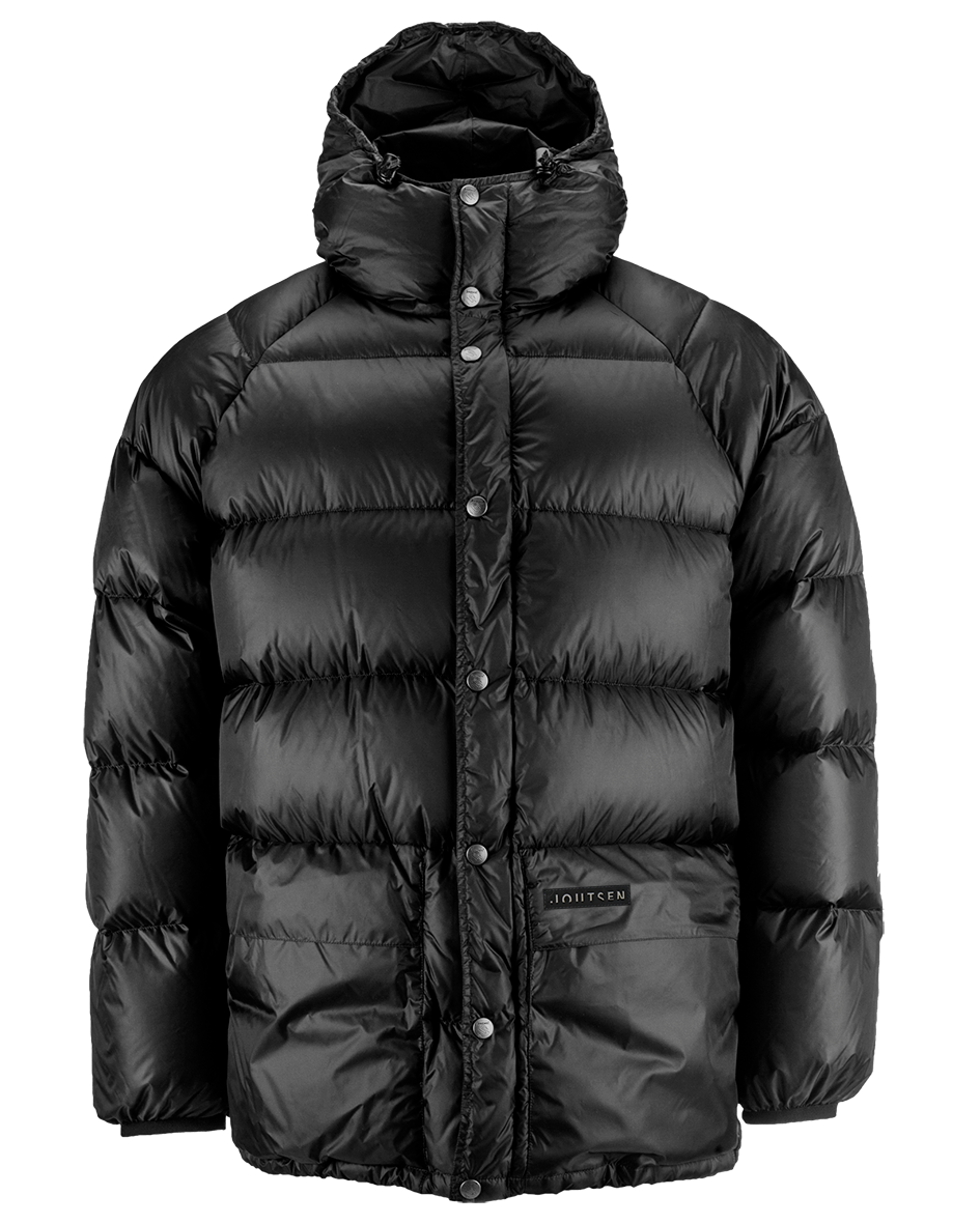 Musta Tauko-untuvatakki, jossa on suuri huppu, painonappi- sekä vetoketjukiinnitys ja etutaskut. Takki on tikattu vaakasuunnassa ja siinä on pieni logomerkki taskun päällä.